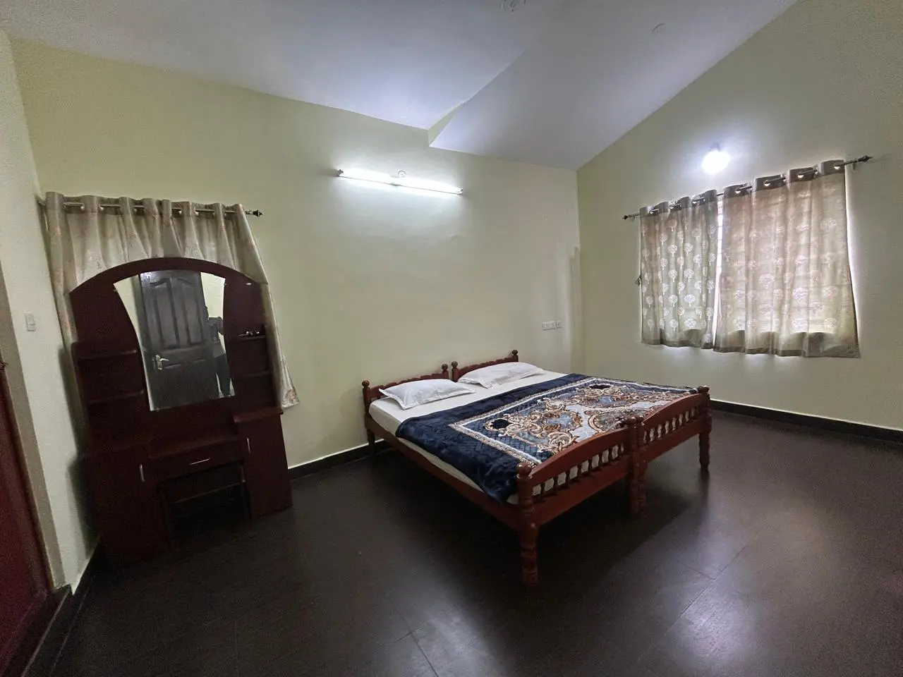 பால்கனியுடன் கிங் அறை